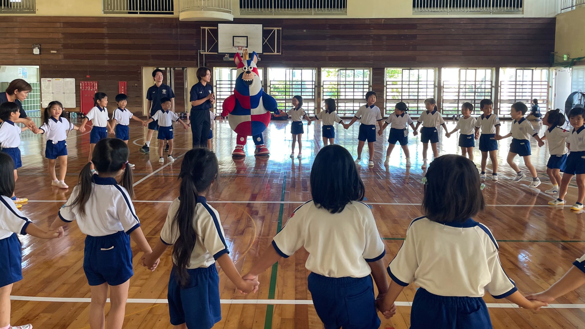 琉球ゴールデンキングスがゴーディーによる保育園・幼稚園訪問を実施、子どもたちとの交流で地域との絆を深める