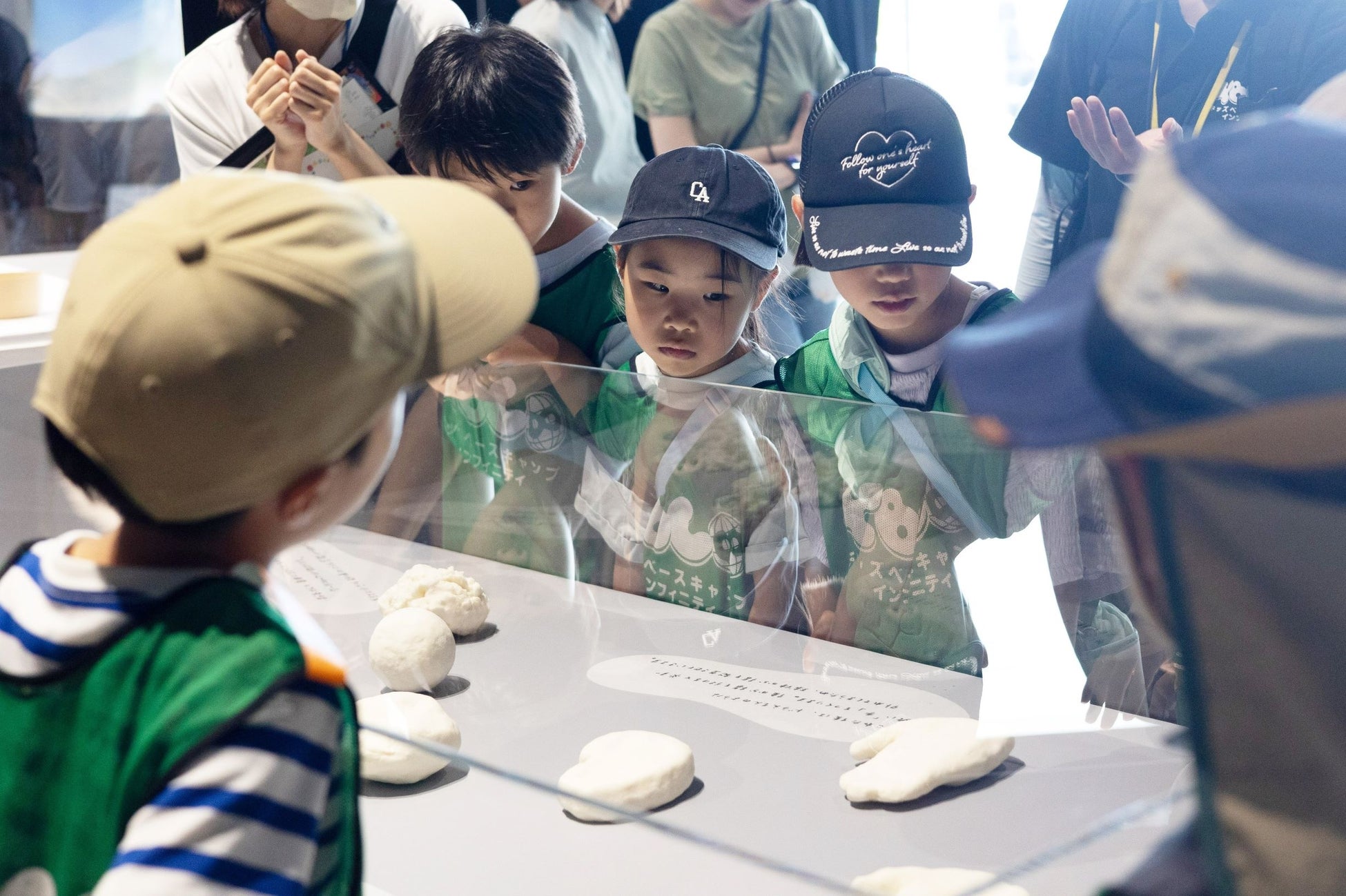 Bunkamuraが子ども向けアートワークショップを開催、鈴木康広展の鑑賞と《手の石鹸》づくりで想像力を刺激